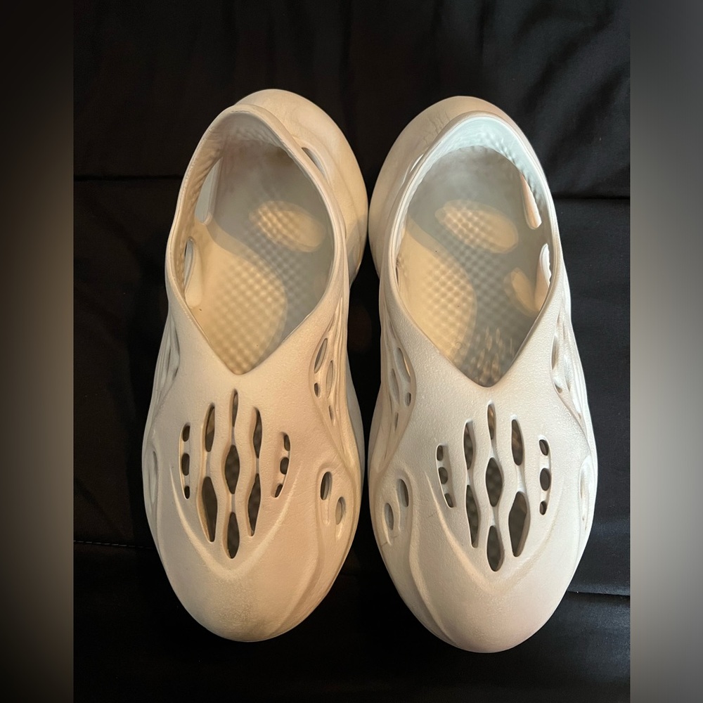White foam runners